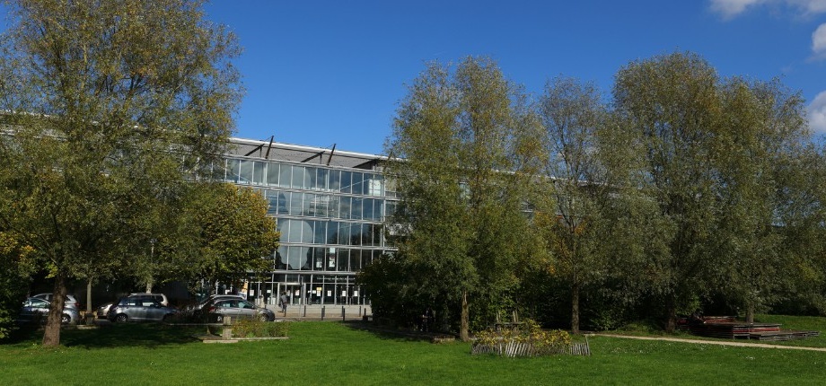 Façade dans les arbres de l'Ecole nationale des ponts et chaussées