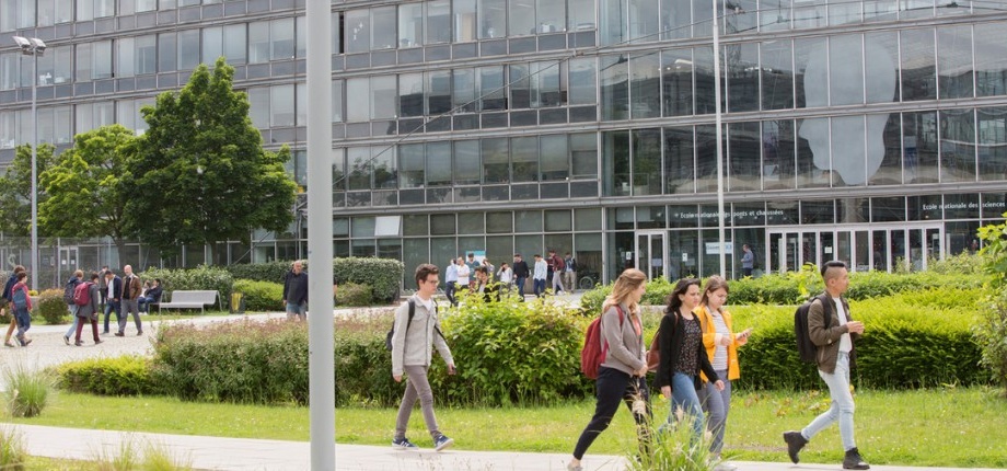 Elèves sur le parvis de l'Ecole