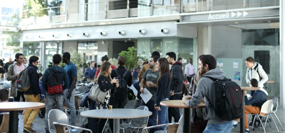 El-ves dans le hall de l'Ecole nationale des ponts et chaussées