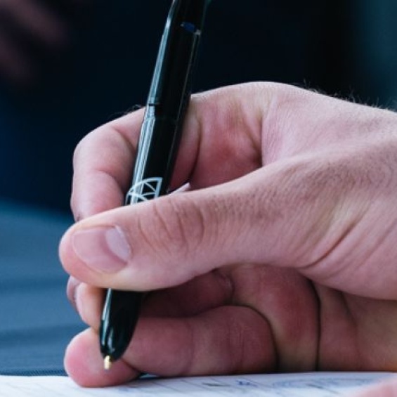 Développez les contrats de recherche